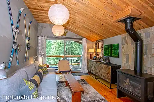 932 Peterson Drive Photo 2