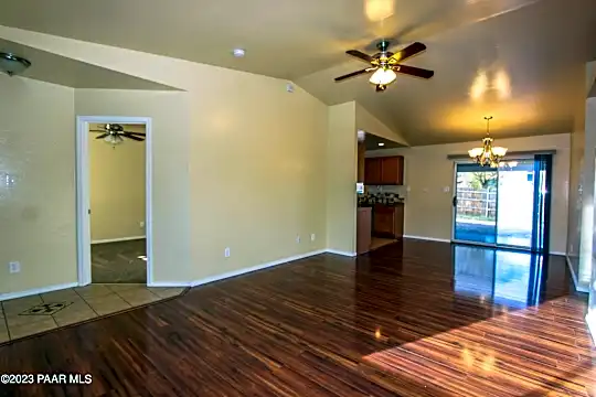 5484 N Robert Rd Photo 2