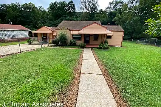 1005 Brookside Dr Photo 2