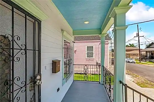 2304 New Orleans St Photo 2