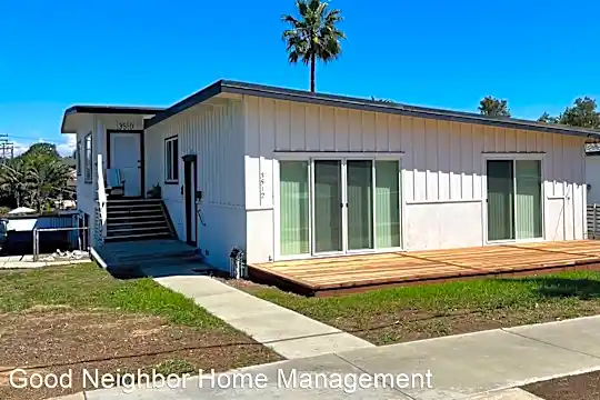 Beautiful Corner Lot where you walk to the Ocean and Dine in Downtown! Photo 1