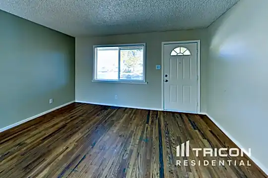 3235 Everett Drive Photo 2