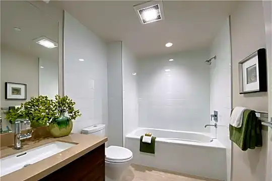 583 Battery Street, Unit 2201N Photo 2