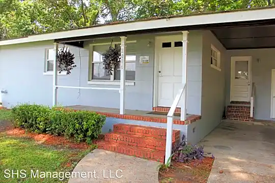 2006 Crabapple Dr. Photo 2