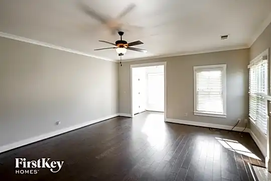 1017 Edgewater Lane Photo 2