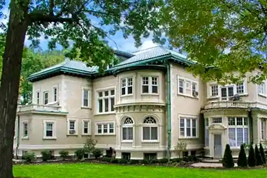 Mansion Row Estate Apartments Photo 1