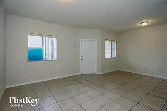 1564 Southeast 31st Court Photo 2