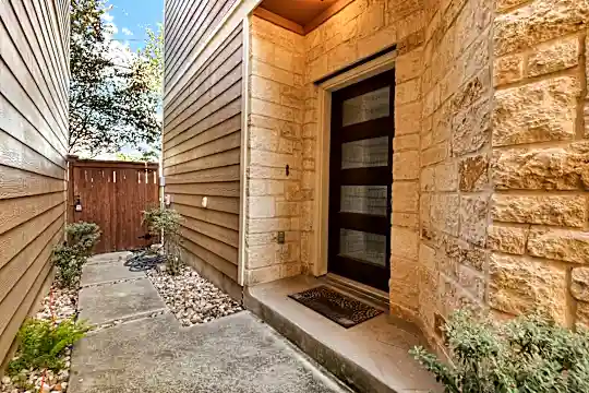 223 E Courtland Pl Photo 2