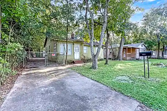 3318 Nolan St Photo 2