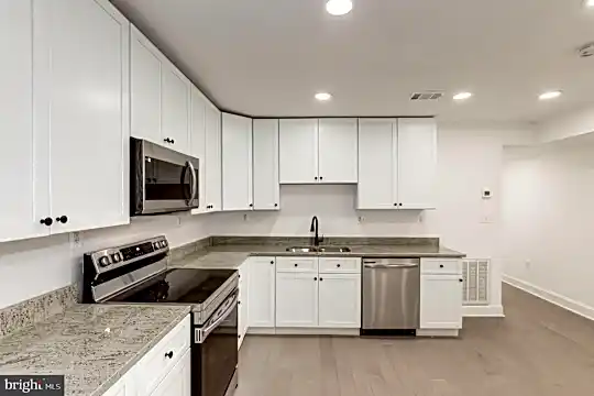 1214 18th Pl NE #1 Photo 1