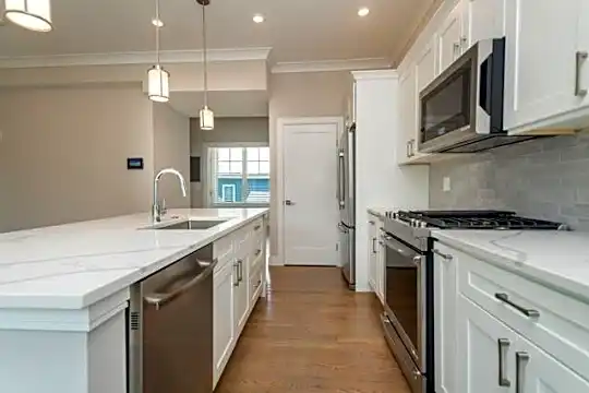 3247 Washington St Photo 2