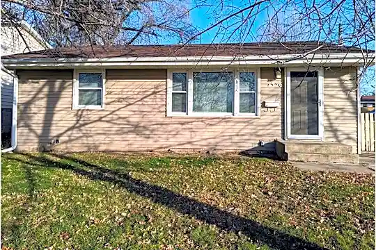 1326 Clarence St Photo 1