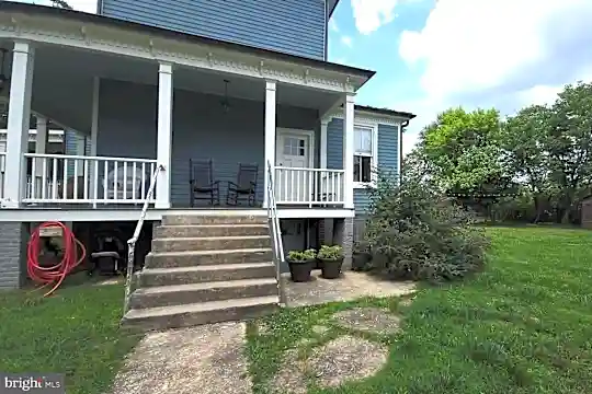 1100 Dixon St Photo 2
