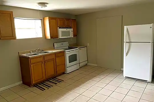 305 Lawrence St Photo 2