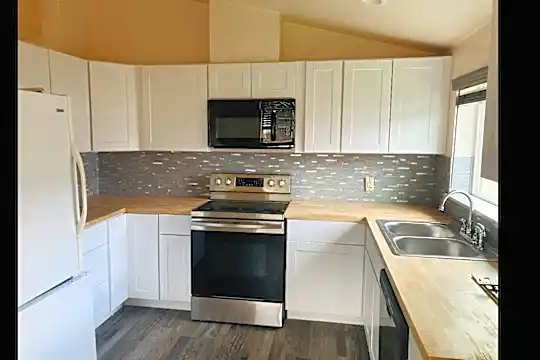 246 W Maple St Photo 1