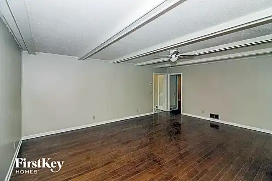3000 Eagle Dr Photo 2