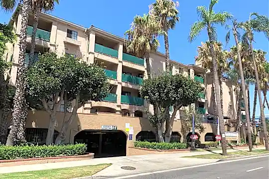 Broadway Plaza Apartments Photo 1