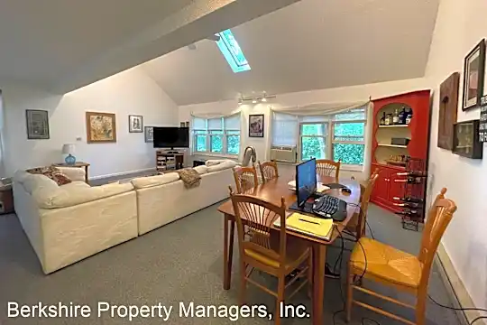 880 East St Photo 2