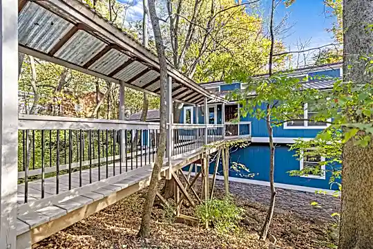 411 W Patricia Ln Photo 2