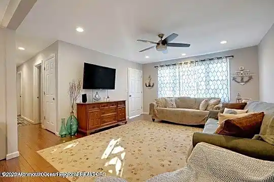 272 Hearn Ave Photo 2