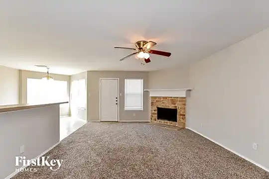 1589 Sandhurst Drive Photo 2