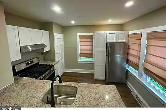 332 W Merchant St Photo 2