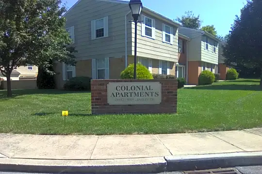 Colonial Apartments Photo 2