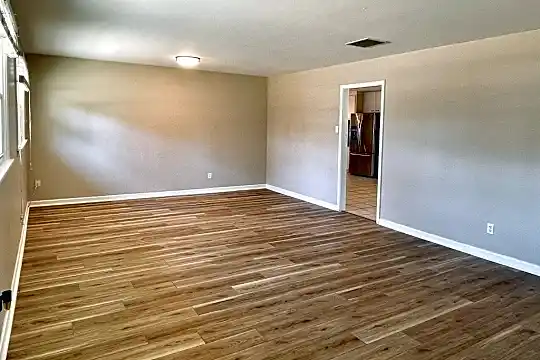 1606 Shell Ave Photo 2