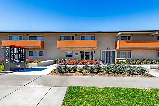 Sunset Square Apartments Photo 1