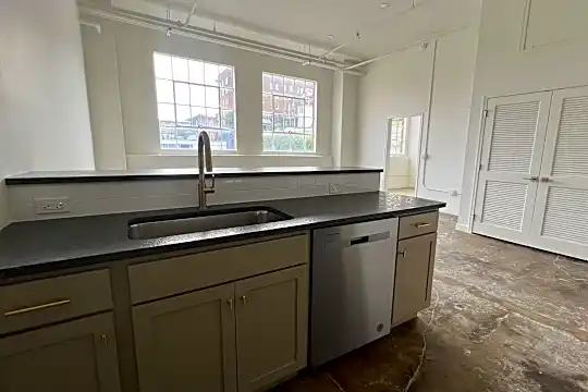 305 6th St Photo 2