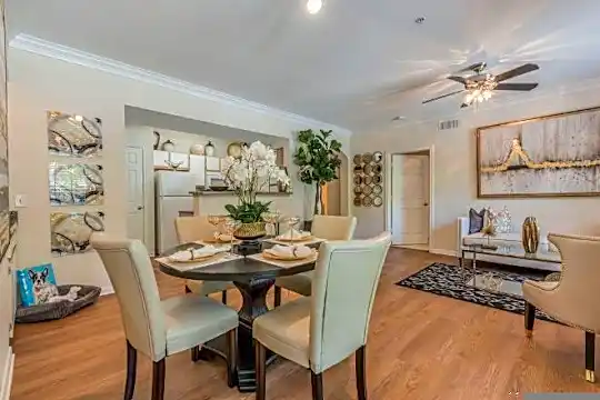 10500 Fountain Lake Dr Photo 2