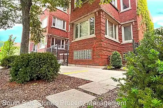 4954 S King Dr Photo 2
