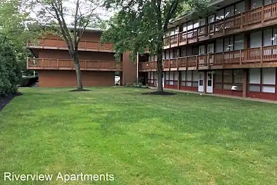 250 River St Photo 2