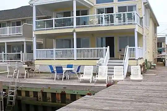 38 Bay Ave Photo 2