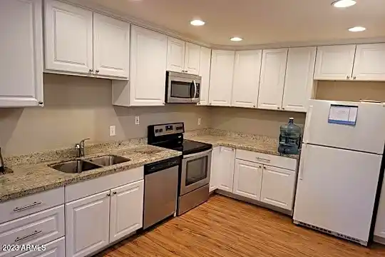 709 W El Prado Rd Photo 2