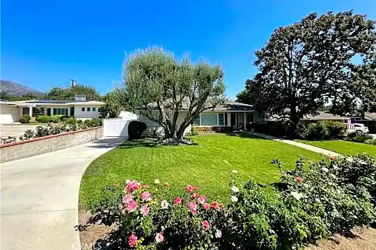 1662 Wilson Ave Photo 2