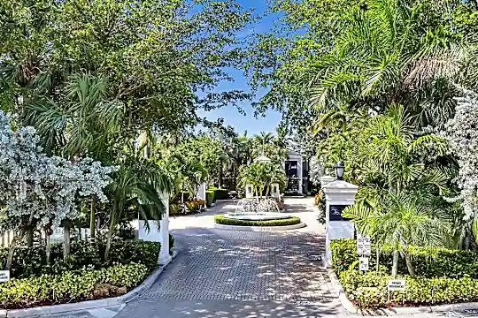 1550 S Ocean Ln #202 Photo 2