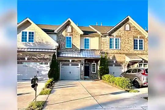 723 Piedmont Crossing Dr Photo 2
