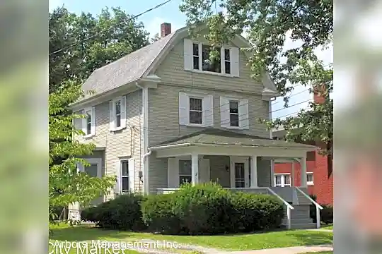 513 N Center St Photo 1