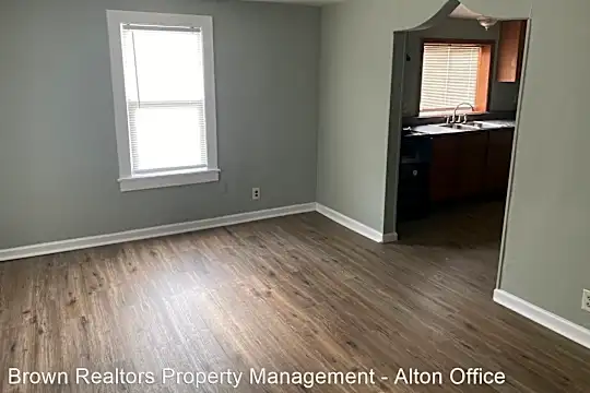 1035 Oakwood Ave Photo 2