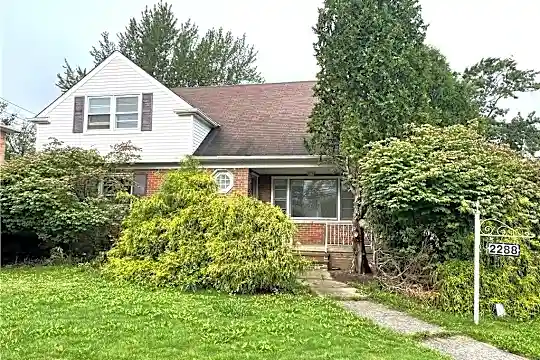 2288 S Green Rd Photo 1