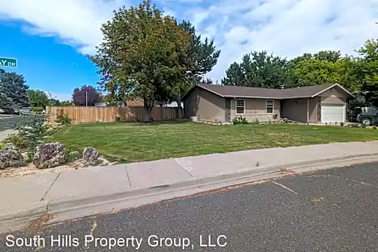 1009 Parkway Dr Photo 2