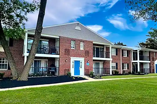 back of house featuring an expansive lawn