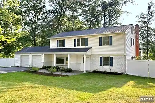 800 Winding Way Photo 2