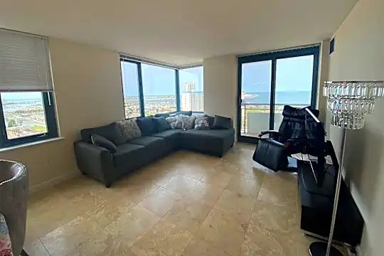 526 Pacific Ave #1707 Photo 2