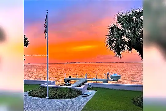 280 Harbor Dr Photo 2