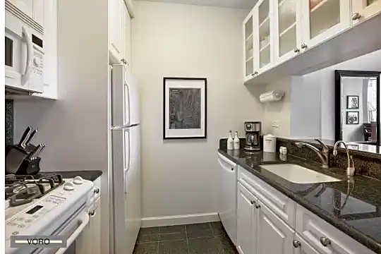 200 Chambers St Photo 2