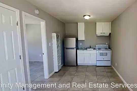 712 Gateway Dr Photo 2