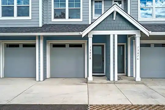 13810 SE Courtney Ln Photo 2