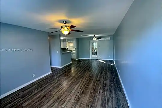 411 SW 11th Ave #4 Photo 2